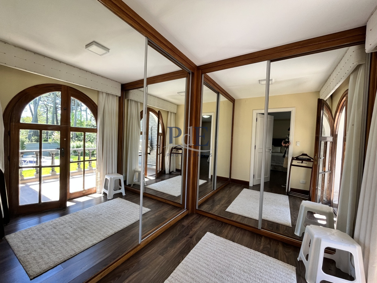 Residencia reciclada con 5 dorm y 5 baños. Piscina climatizada. Punta del Este. - Imagen 17