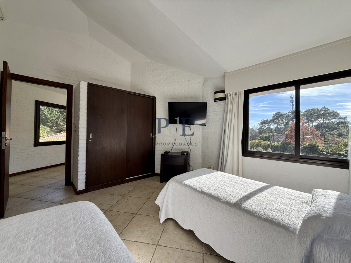 Chalet de 4 dormitorios en Parada 26, Playa Brava. - Imagen 24