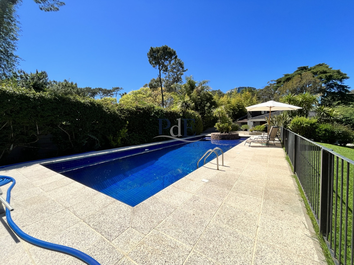 Residencia reciclada con 5 dorm y 5 baños. Piscina climatizada. Punta del Este. - Imagen 27