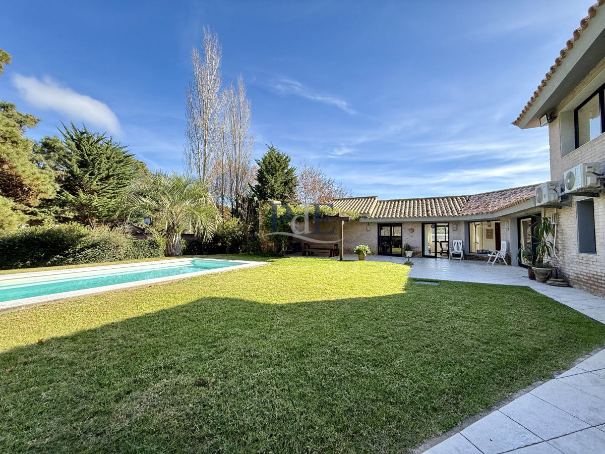 Chalet de 4 dormitorios en Parada 26, Playa Brava. - Imagen 37