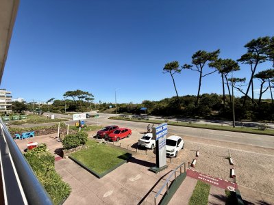 Apartamento en playa mansa frente al mar.