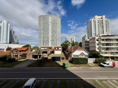 Apartamento en venta en Edificio Cap Bretón  Av. Roosevelt y Av. Biarritz