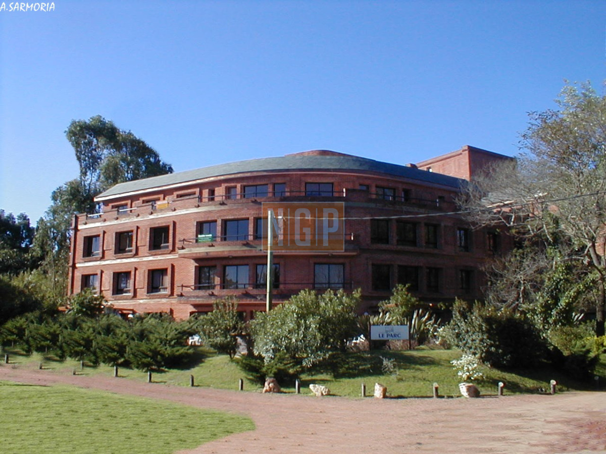 LINDISIMO EDIFICIO en una zona hermosa - NGP25535A