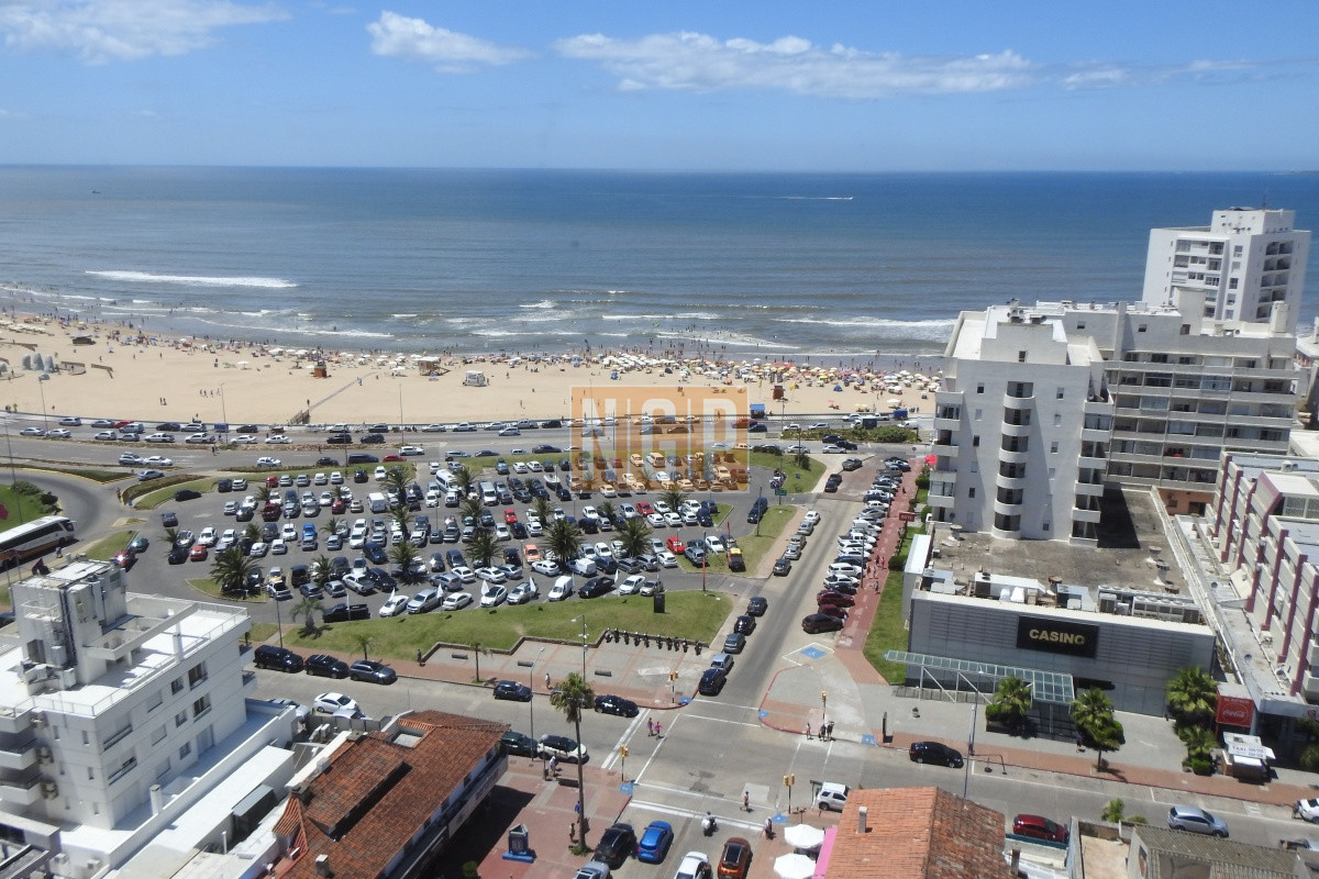   Departamento en Punta del Este, Torre con todos los servicios. - NGP16133A