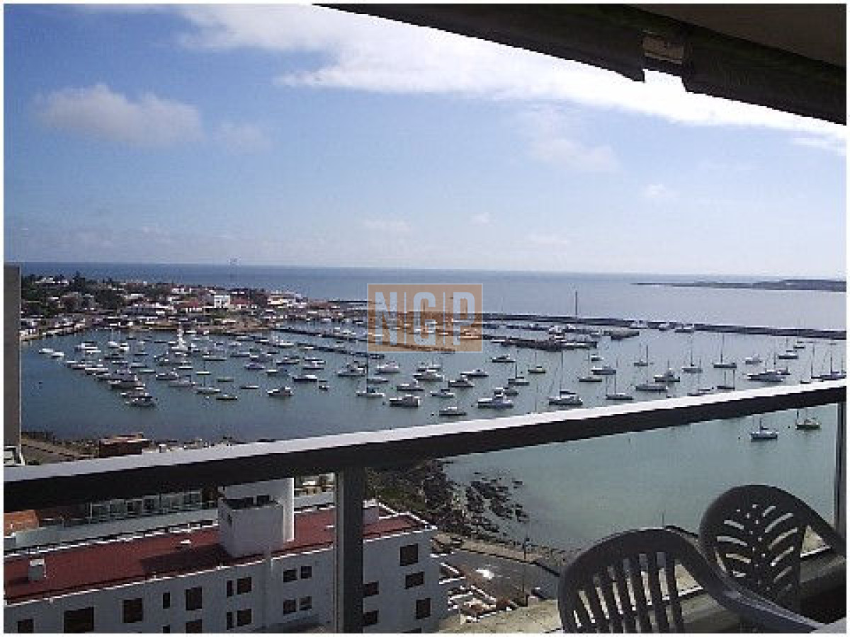 Apartamento en venta en Edificio La Caleta  Vista privilegiada al puerto - NGP729A
