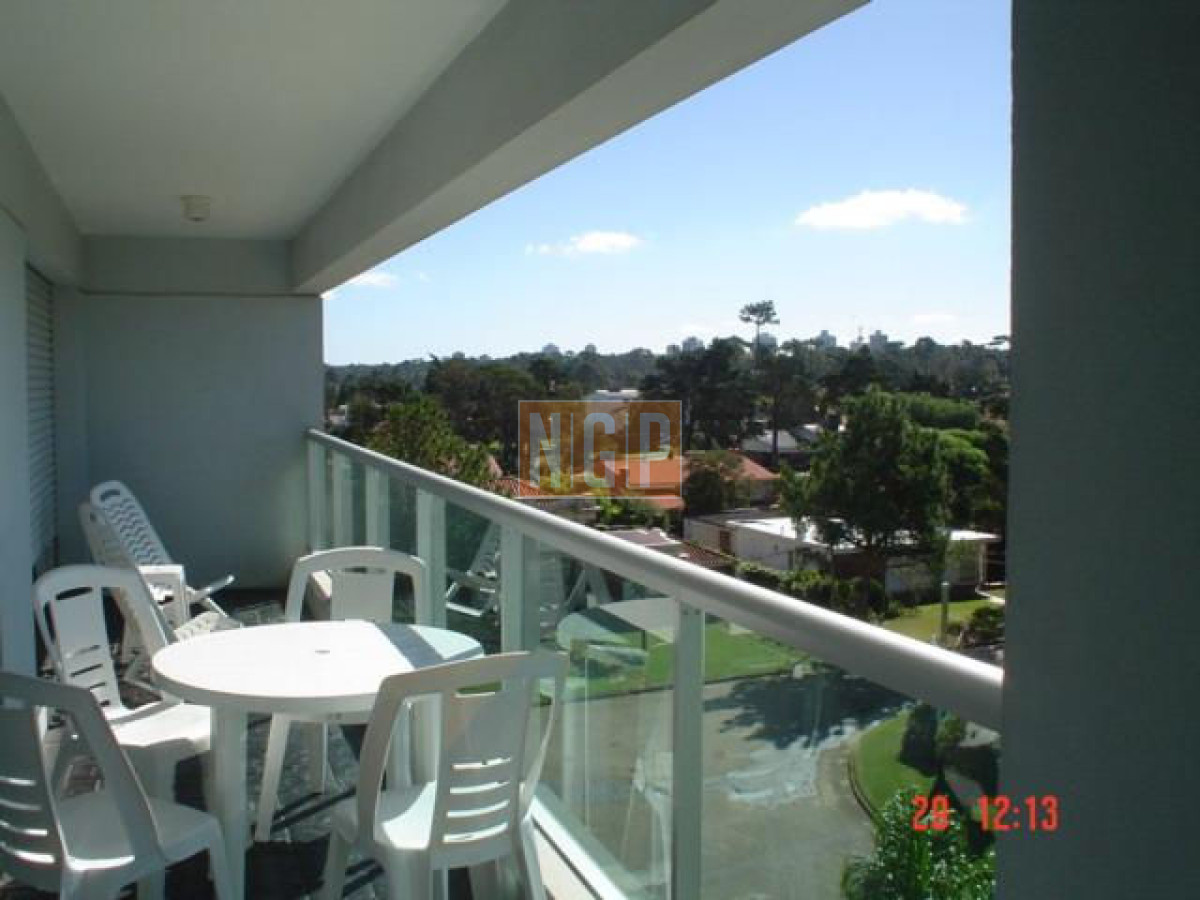 PRECIOSO APARTAMENTO A MEDIA CUADRA DEL MAR,  MUY BUENA VISTA, TERRAZA AMPLIA SERVICIO DE PLAYA GYM SAUNA - NGP8493A
