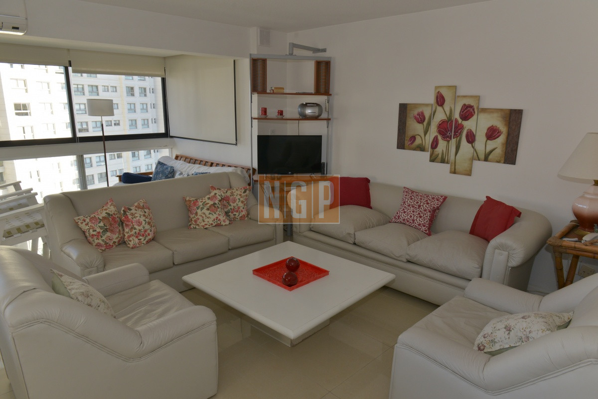   Departamento en Punta del Este, Torre con servicios - NGP12424A