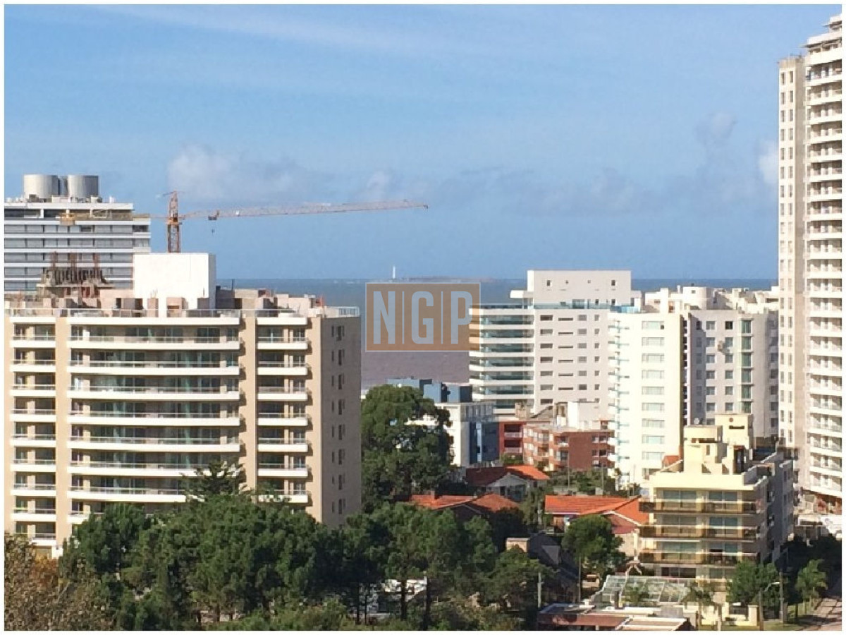   Departamento en Punta del Este, Torre   cuenta con todos los servicios. - NGP4141A
