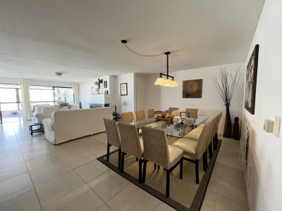 Apartamento de 4 dormitorios en venta en Punta del Este