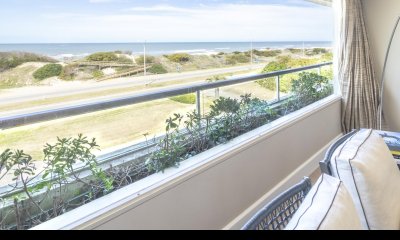 3 dormitorios y dependencia Playa Brava Punta del Este.   Primera línea sobre el mar