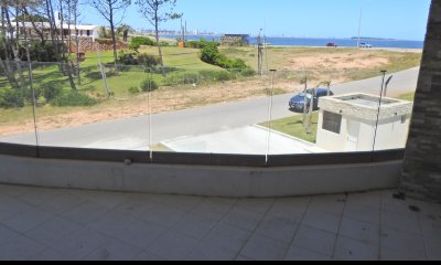 Precioso apartamento en Pinares Punta del Este.-