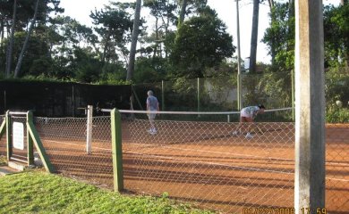 El Complejo cuenta con piscina climatizada,canchas de tenis, parque juegos para chicos