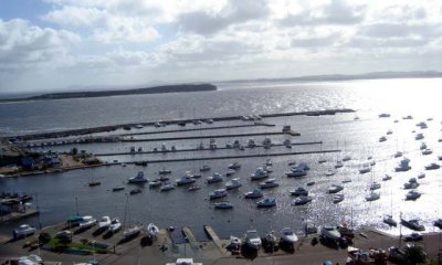 LA MEJOR POSTAL DE PUNTA DEL ESTE...EL PUERTO....PISO ALTO CON BAÑOS Y COCINA NUEVA,AMOBLADO,GARAGE,SERVICIOS
