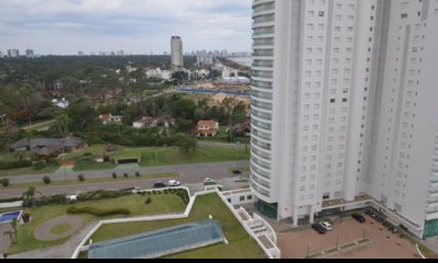 Departamento en Punta del Este, Torre   cuenta con todos los servicios.