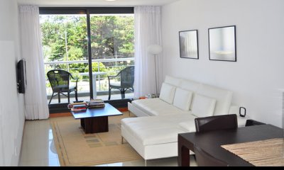 servicio de mucamas, piscina, parrillero, gimnasio, sala de niños y adolescentes, sala de adultos,
