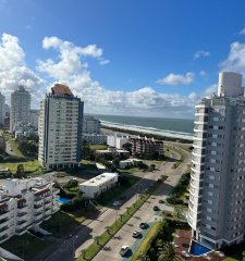 Punta del Este Piso alto con Vista al Mar