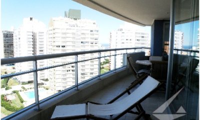 Apartamento en piso alto, con muy buena vista.
