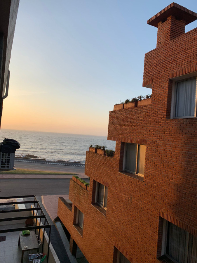 Apartamento en venta, Punta del este, frente a playa de los Ingleses