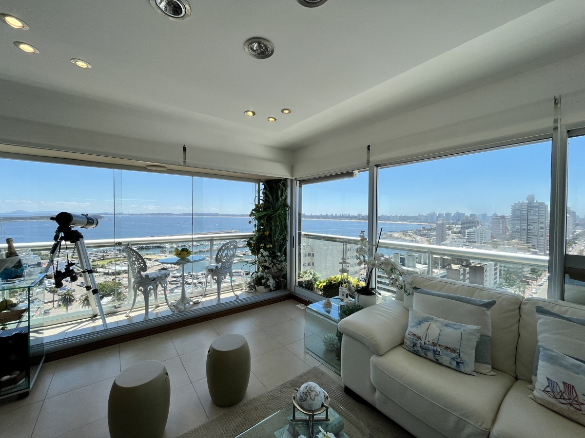 Excelente Apartamento de 3 Dormitorios con Vista al Puerto, en Venta - Punta del Este