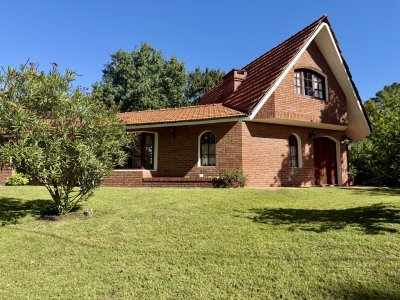 Casa en Barrio Marly con piscina
