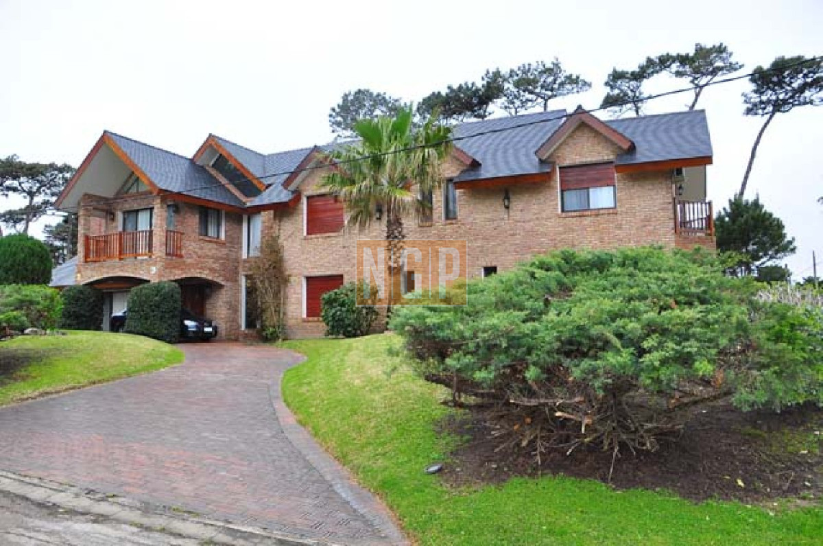 Casa en Mansa, 7 dormitorios a pasos del mar - NGP19363C