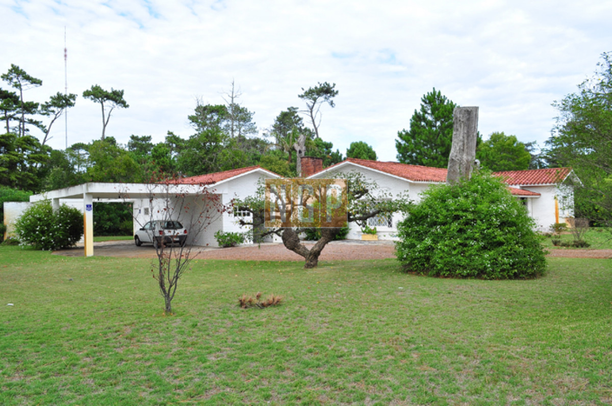 Casa ubicada en Cantegril con lindo terreno - NGP18899C