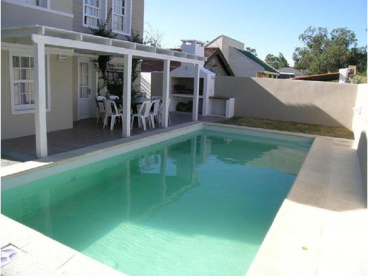 Imagen de Casa en el centro de La Barra 4 dorm más servicio. A mts del Mar.