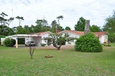 Casa ubicada en Cantegril con lindo terreno