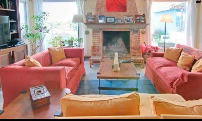 casa de 3 dormitorios uno en suite y dos cuartos con dos camas cada uno con baño en el medio, con bañera.