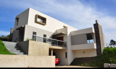 CASA EN BARRIO CERRADO