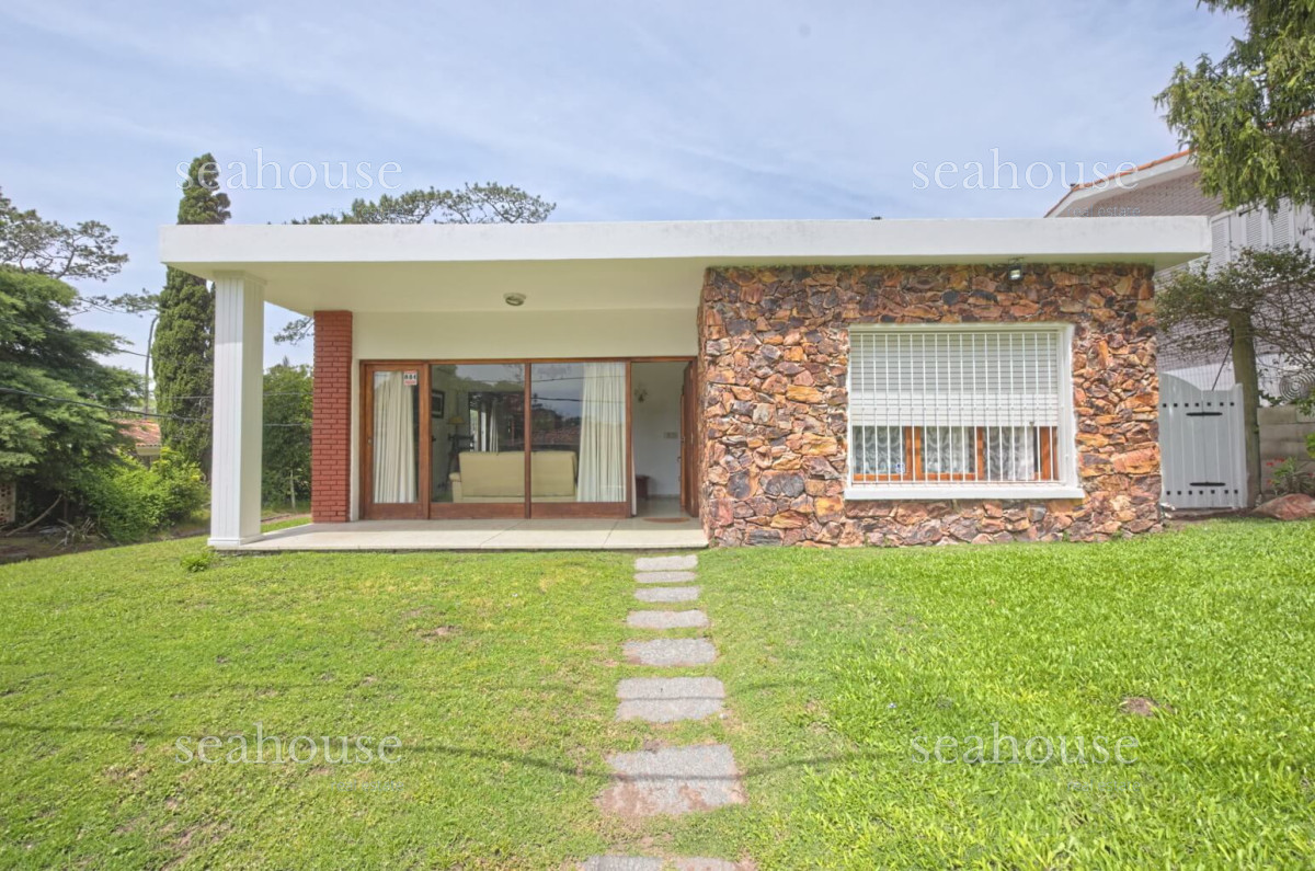 Casa Ref.225 - Casa en alquiler Punta del Este playa Mansa, 2 dormitorios y parrillero
