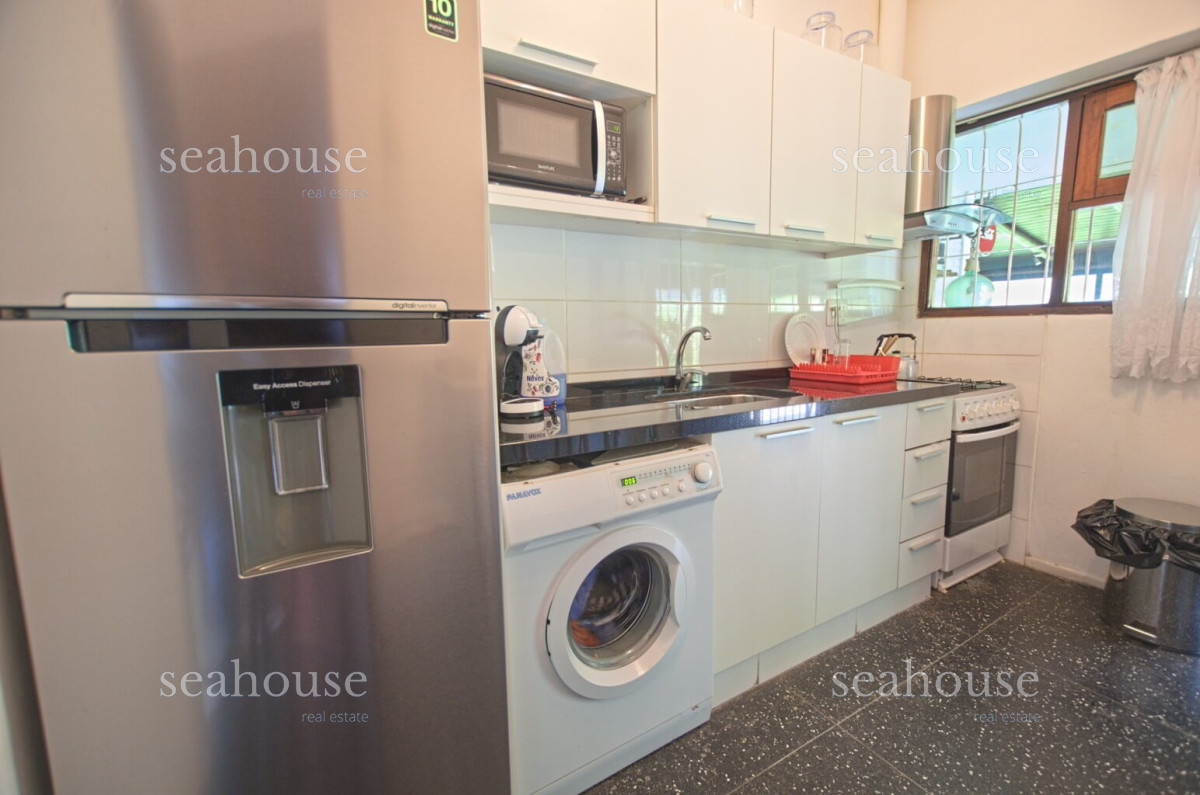 Casa Ref.225 - Casa en alquiler Punta del Este playa Mansa, 2 dormitorios y parrillero