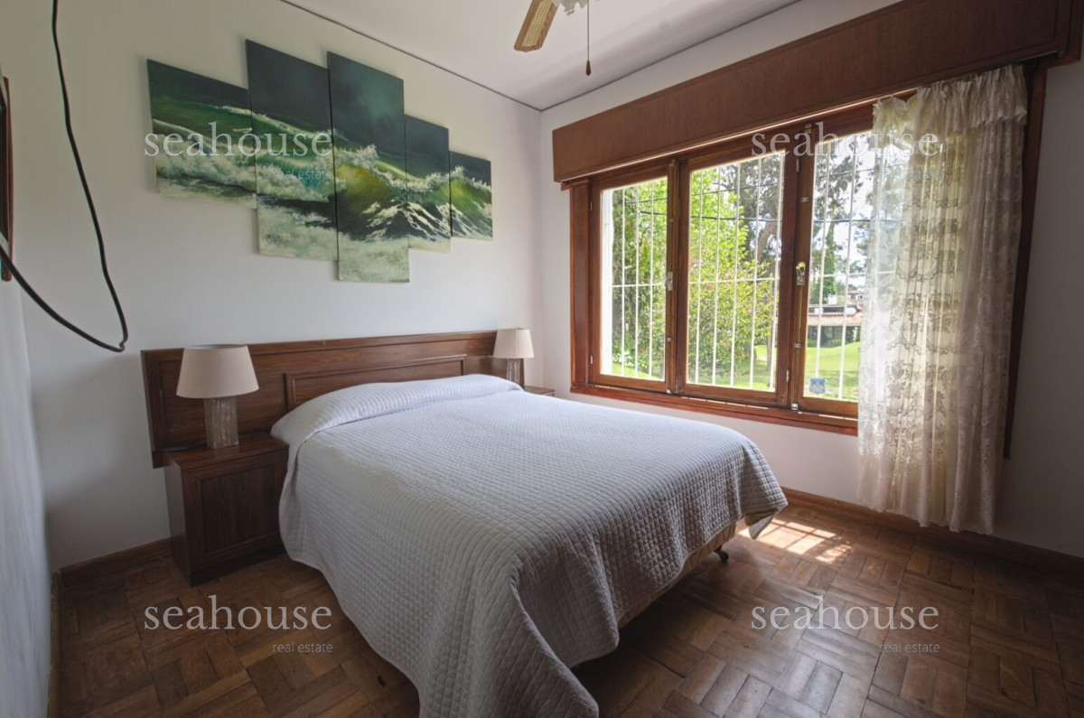 Casa Ref.225 - Casa en alquiler Punta del Este playa Mansa, 2 dormitorios y parrillero