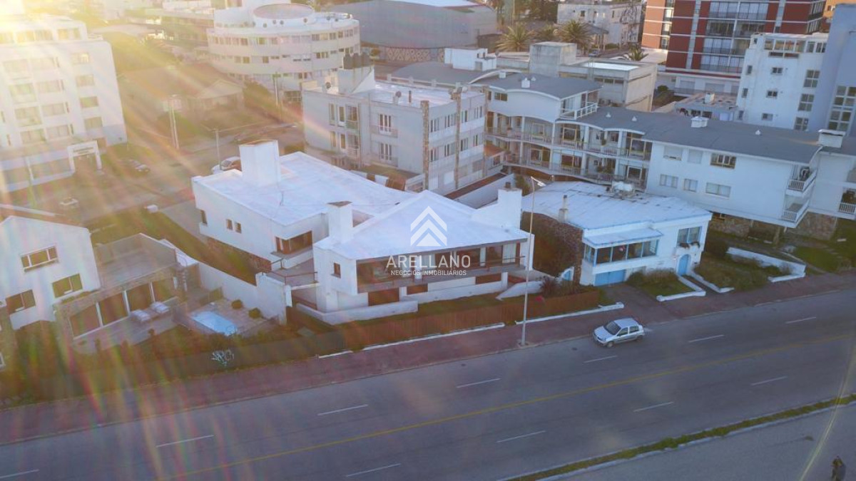 Casa ID.2032 - Casa en la Peninsula 5 dormitorios Punta del Este