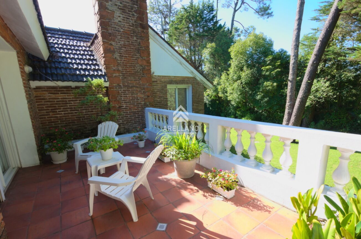 Casa ID.559 - VENTA Casa en Cantegril 5 DORMITORIOS Y DEPENDENCIA