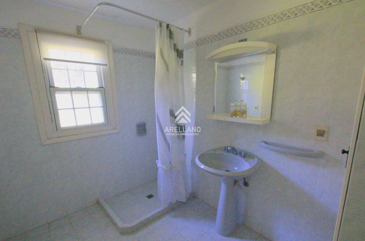 Casa ID.559 - VENTA Casa en Cantegril 5 DORMITORIOS Y DEPENDENCIA