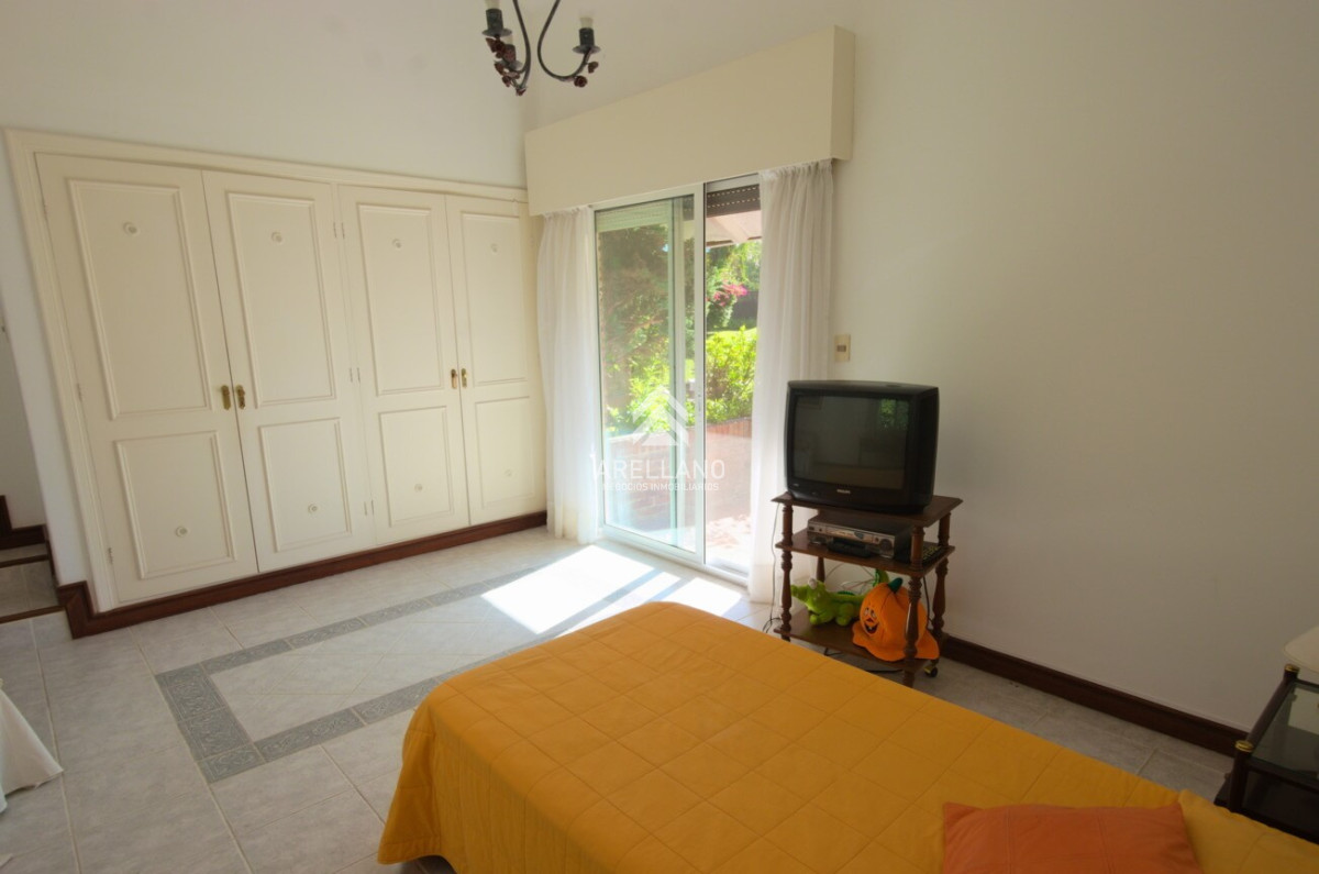 Casa ID.559 - VENTA Casa en Cantegril 5 DORMITORIOS Y DEPENDENCIA
