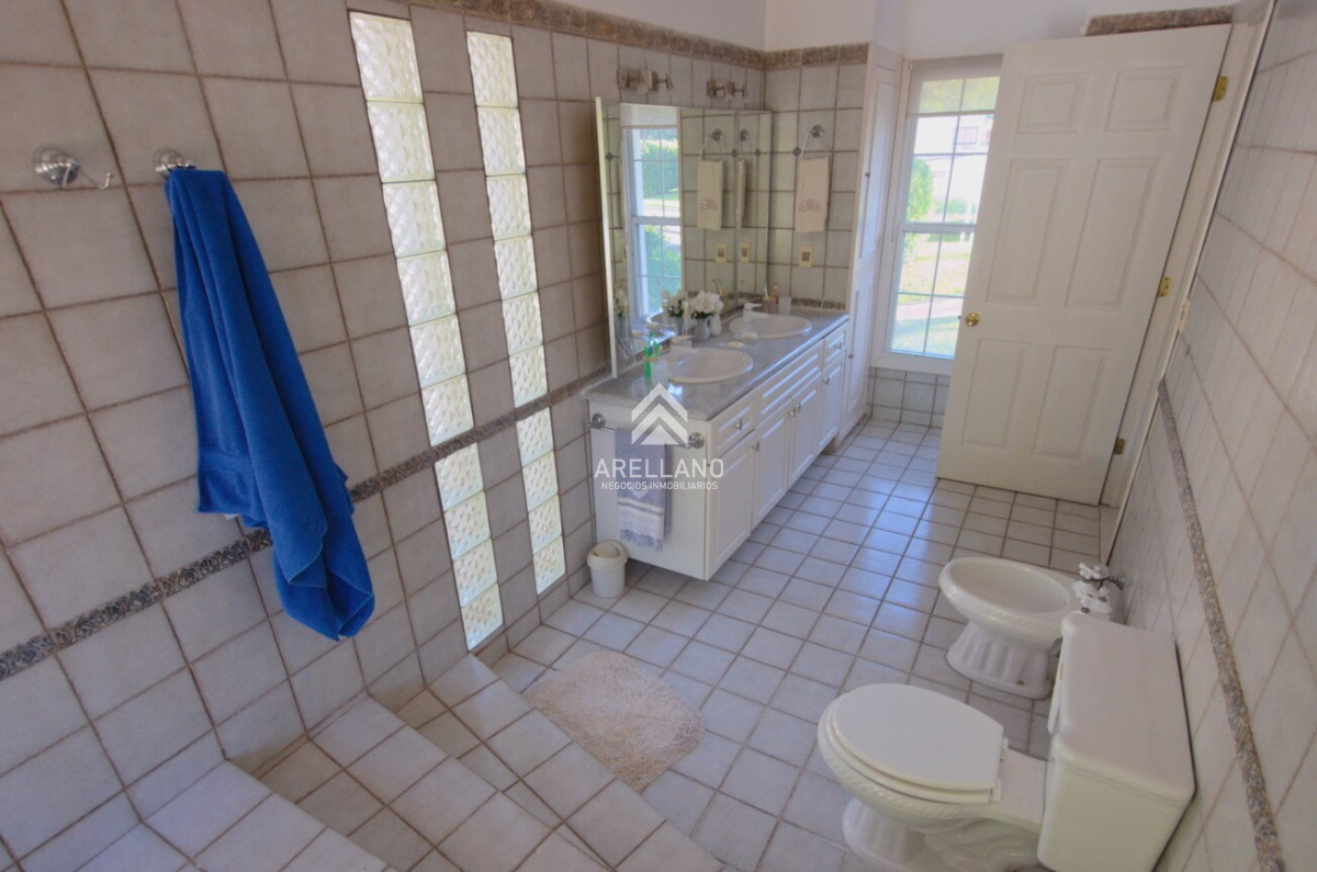 Casa ID.559 - VENTA Casa en Cantegril 5 DORMITORIOS Y DEPENDENCIA