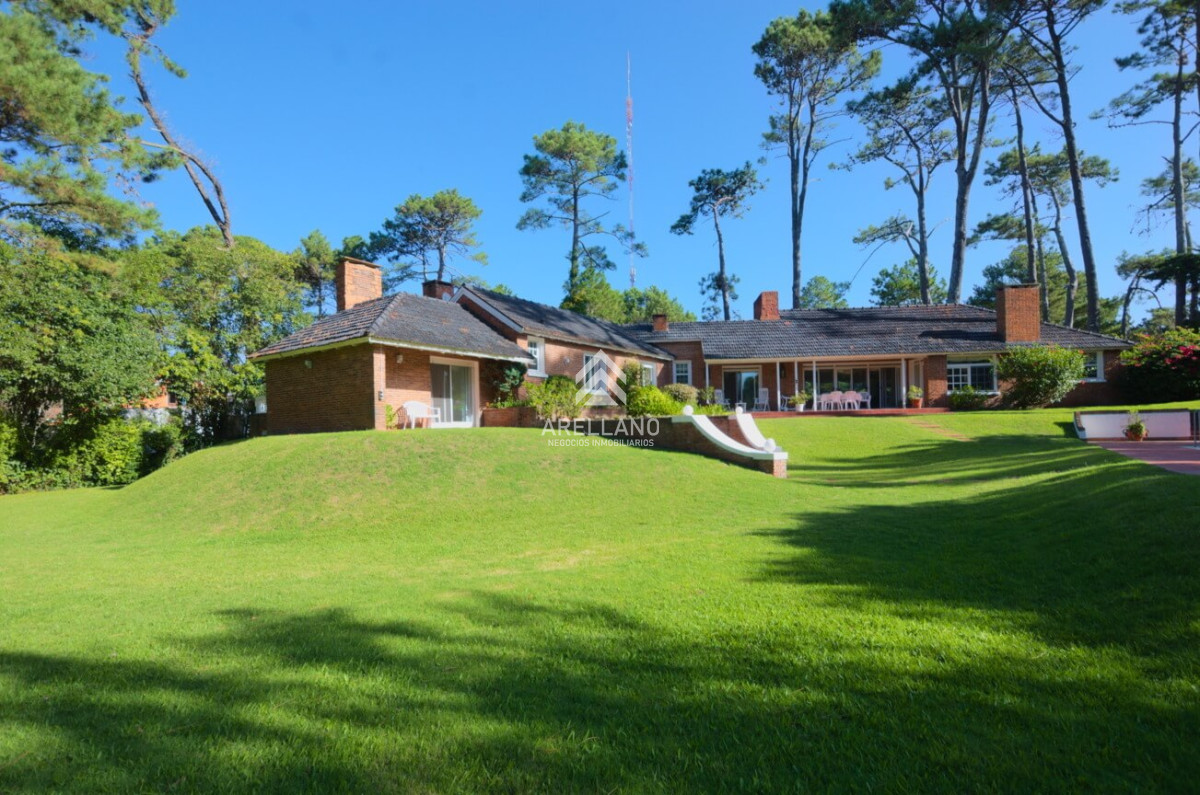 Casa ID.559 - VENTA Casa en Cantegril 5 DORMITORIOS Y DEPENDENCIA