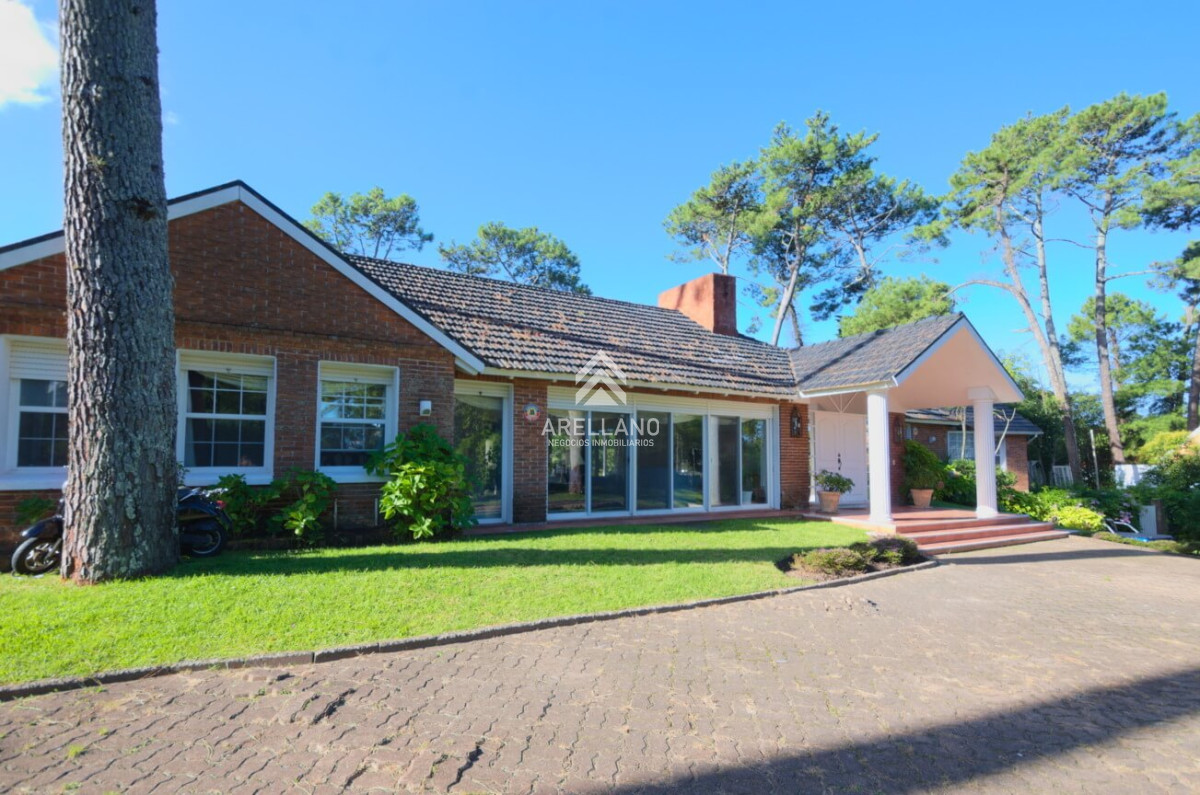 Casa ID.559 - VENTA Casa en Cantegril 5 DORMITORIOS Y DEPENDENCIA