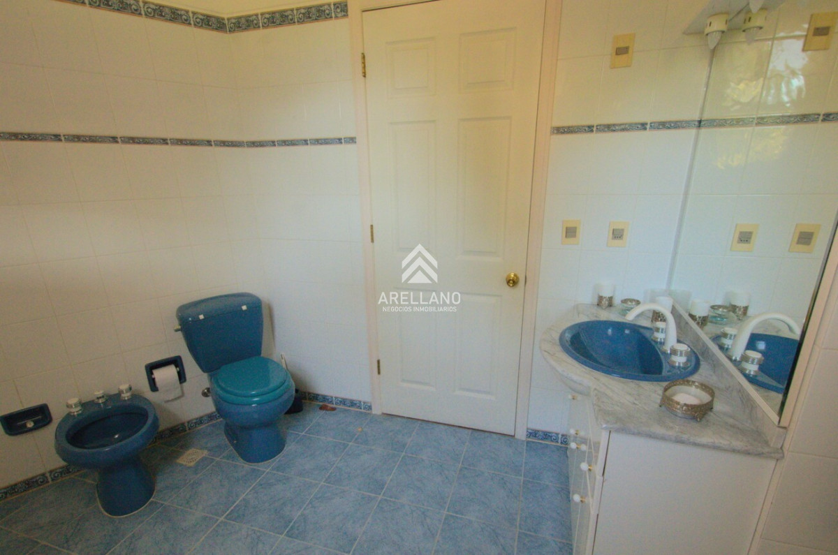 Casa ID.559 - VENTA Casa en Cantegril 5 DORMITORIOS Y DEPENDENCIA