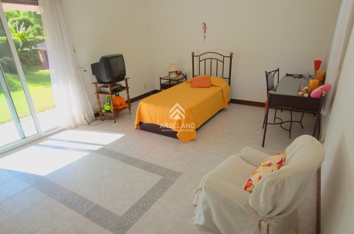 Casa ID.559 - VENTA Casa en Cantegril 5 DORMITORIOS Y DEPENDENCIA