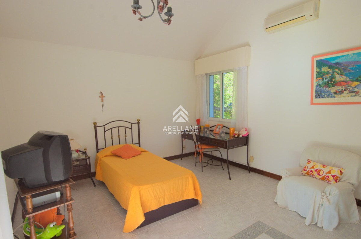 Casa ID.559 - VENTA Casa en Cantegril 5 DORMITORIOS Y DEPENDENCIA