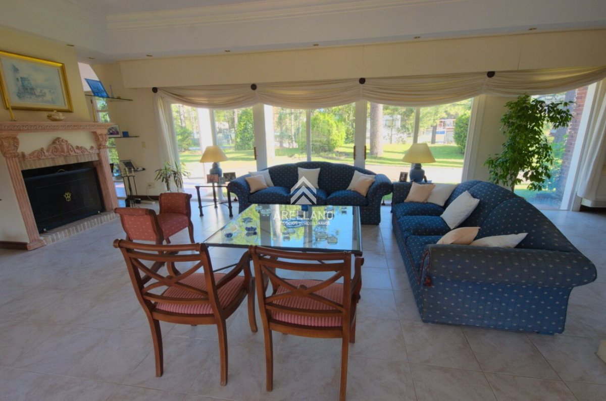 Casa ID.559 - VENTA Casa en Cantegril 5 DORMITORIOS Y DEPENDENCIA