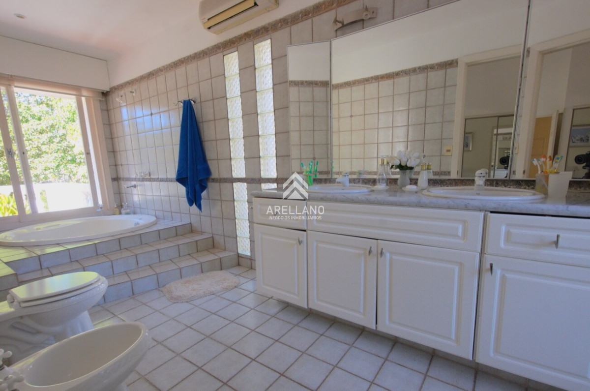 Casa ID.559 - VENTA Casa en Cantegril 5 DORMITORIOS Y DEPENDENCIA