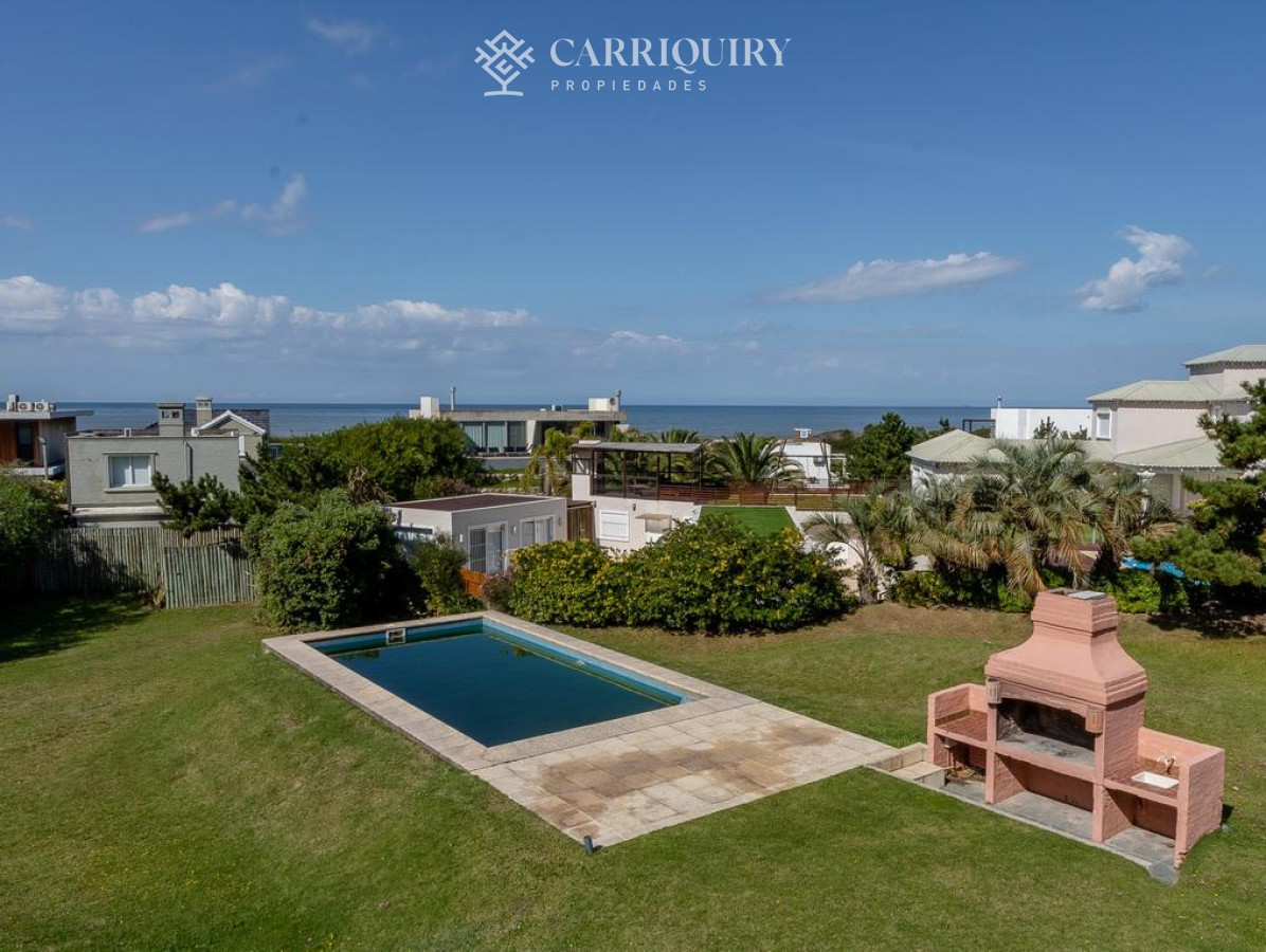 Casa ID.6777/Casa-en-venta-Playa-Mansa-4-dormitorios - Casa en alquiler 4 dormitorios con piscina en Montoya