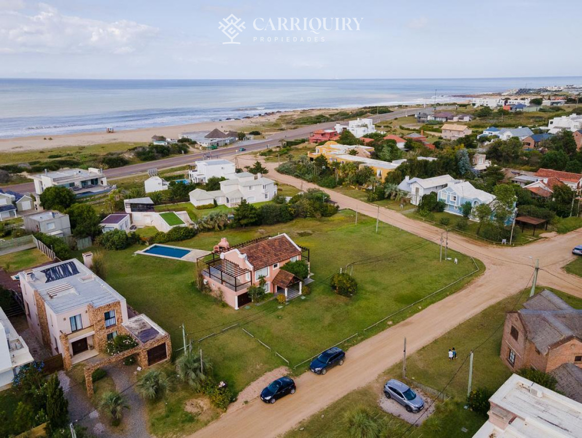 Casa ID.6777/Casa-en-venta-Playa-Mansa-4-dormitorios - Casa en alquiler 4 dormitorios con piscina en Montoya