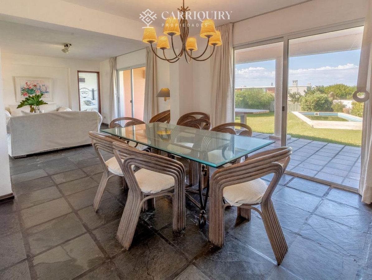 Casa ID.6777/Casa-en-venta-Playa-Mansa-4-dormitorios - Casa en alquiler 4 dormitorios con piscina en Montoya