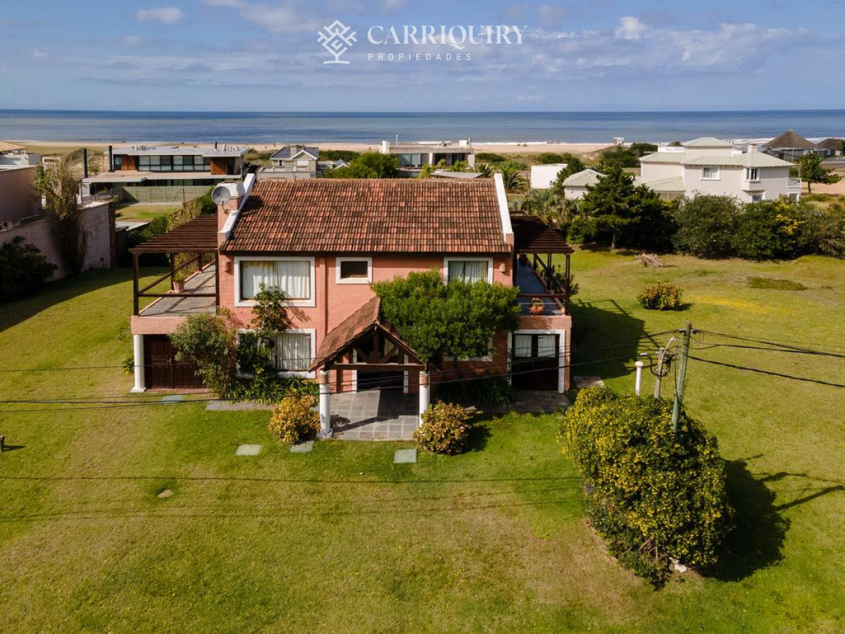 Casa ID.6777/Casa-en-venta-Playa-Mansa-4-dormitorios - Casa en alquiler 4 dormitorios con piscina en Montoya