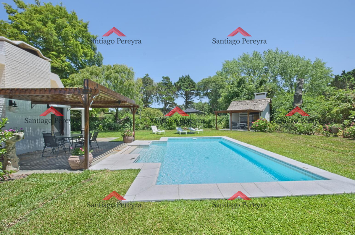 Casa ID.14422 - Casa de 4 dormitorios con piscina climatizada en alquiler